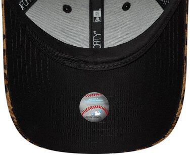 Жіноча кепка New Era New York Yankees MLB Satin Rose 9Forty — регульована сатинова кепка з логотипом Ню-Йорк Янкіс