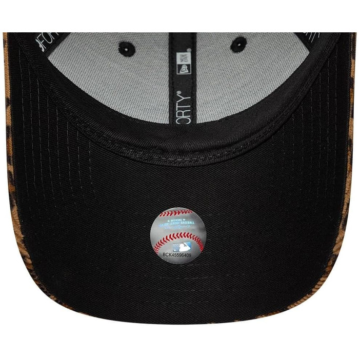 Жіноча кепка New Era New York Yankees MLB Satin Rose 9Forty — регульована сатинова кепка з логотипом Ню-Йорк Янкіс