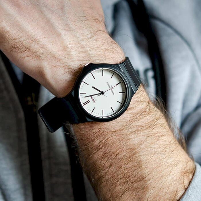Наручний годинник Casio Collection Unisex аналоговий кварцовий з полімерним ремінцем (чорний/білий)