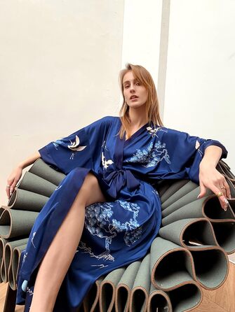 Жіночий халат-кімоно з довгим атласним рукавом, принт квітів, однорозмірний, темно-синій - Kranich und Kiefer