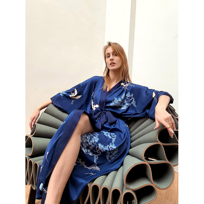 Жіночий халат-кімоно з довгим атласним рукавом, принт квітів, однорозмірний, темно-синій - Kranich und Kiefer