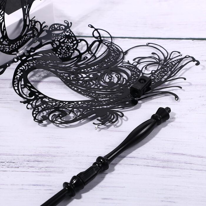 Венеціанська маска JewelryWe з держальником для жінок, металева маска з кристалами для маскараду, аксесуар до костюма для Хелловіну, карнавалу, вечірки, маскараду (чорна)