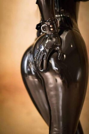 Латексний комбінезон AGYF з 3D-грудьми, блискавкою, знімною маскою для очей та дildo-затискачем. Ідеально для клубів, виступів, фетиш-вечірок та еротичних костюмів. Розмір L для чоловіків.